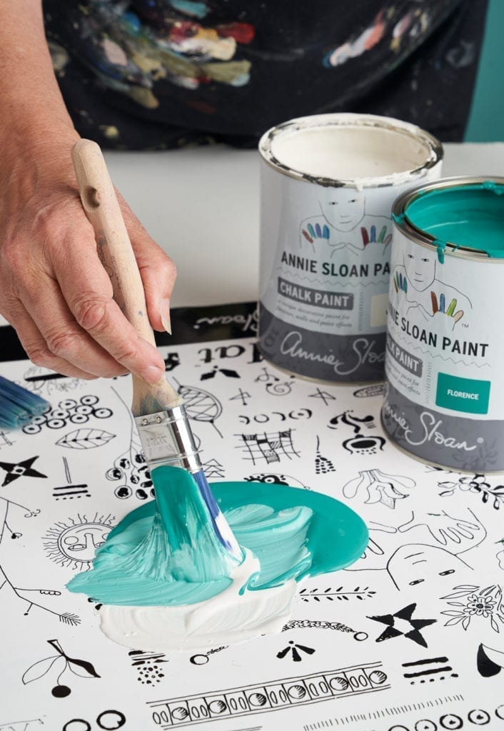 Annie Sloan beim Mischen der Chalk Paint Farben Pure und Florence auf einer MixMat