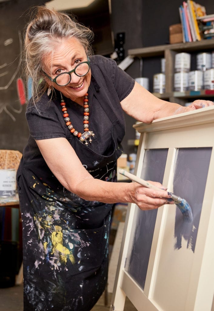 Annie Sloan beim Streichen eines Melamin-Betts mit Chalk Paint Möbelfarbe