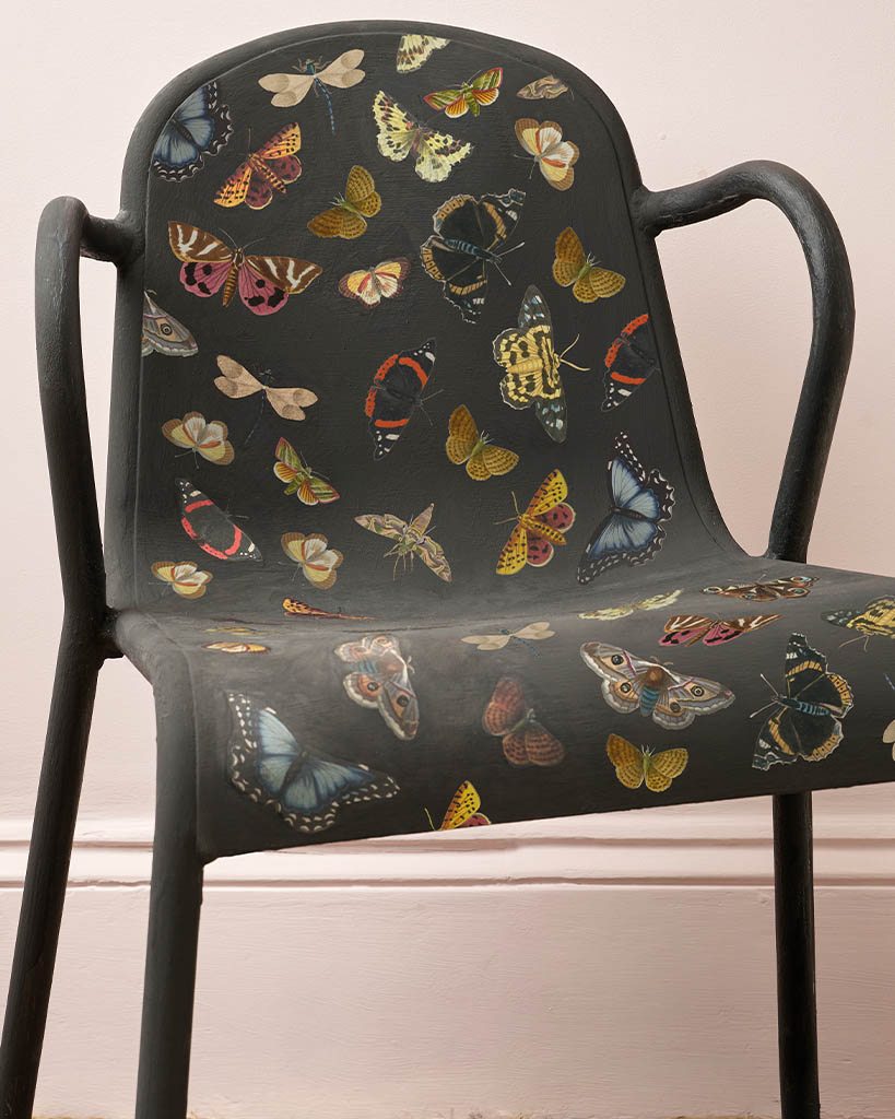 Nahaufnahme eines Stuhls mit Schmetterlings-Decoupage von Annie Sloan