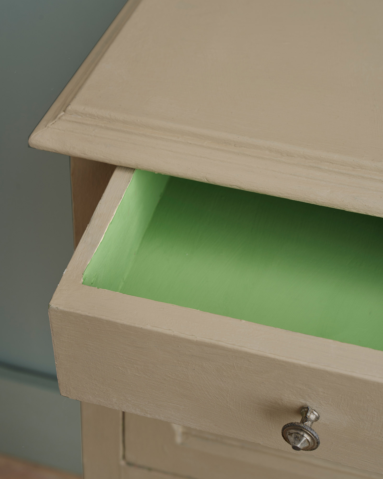 Annie Sloan Country Grey - Side table images