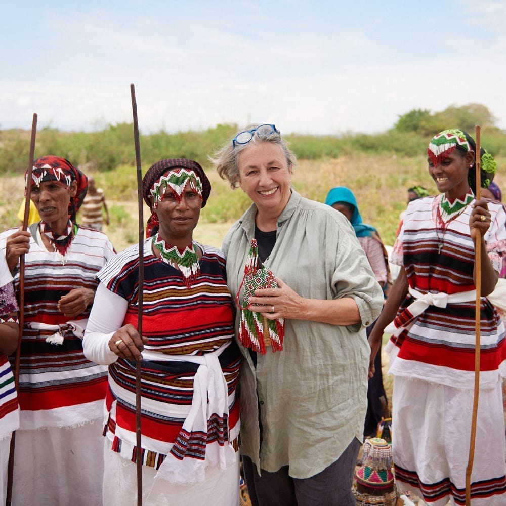 Annie Sloan in Äthiopien mit Oxfam bei der Entwicklung der Chalk Paint™ Farbe Lem Lem Foto: Tina Hillier