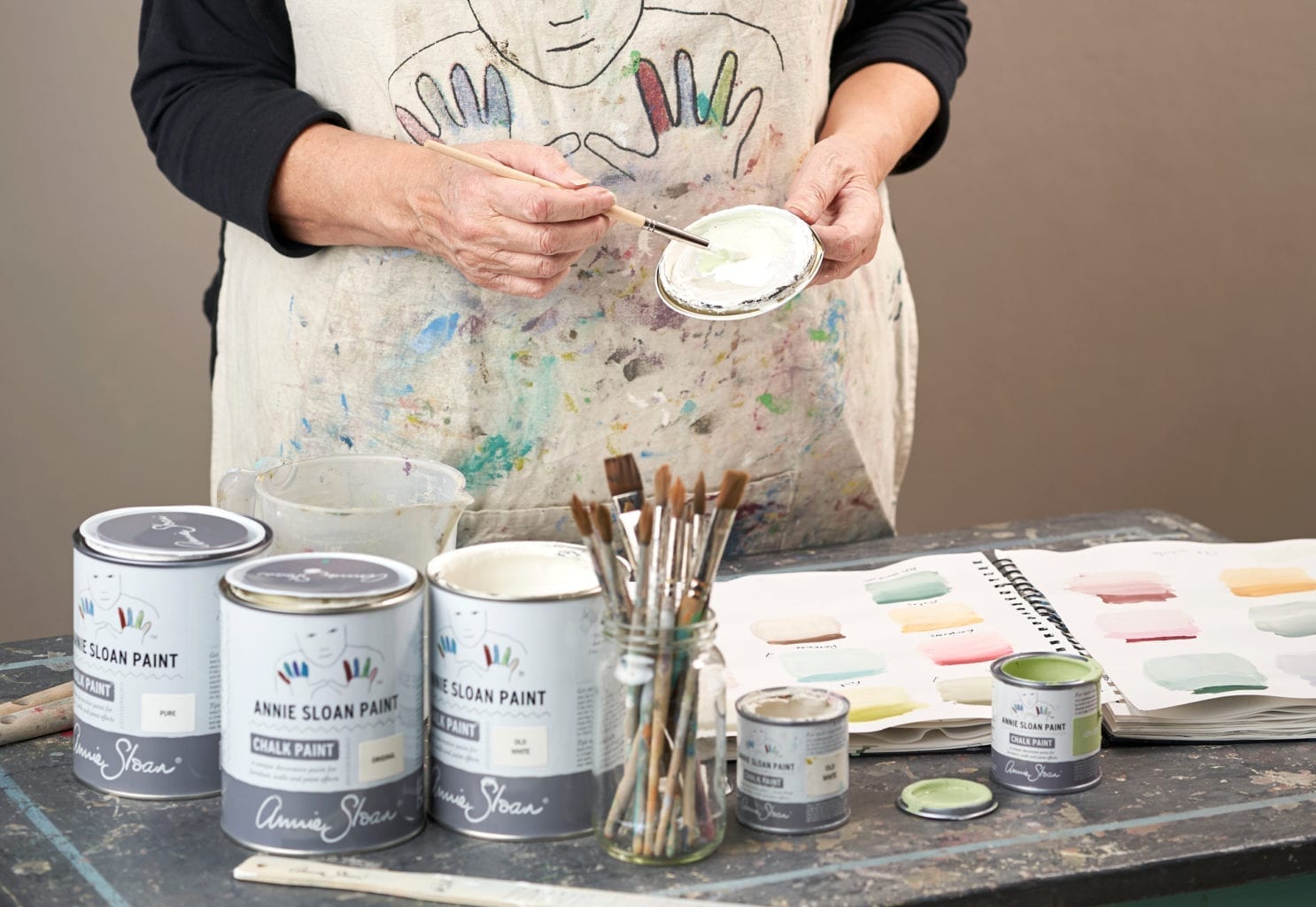 Annie Sloan beim Mischen von Pastellfarben, indem sie verschiedene Chalk Paint™ Farben mit Old White abtönt
