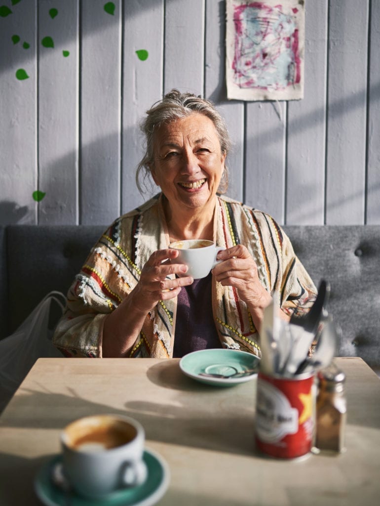 Annie Sloan in einem Café in Oxford beim Kaffeetrinken