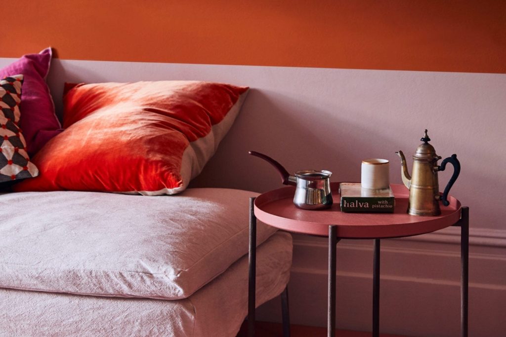 Annie Sloan Wohnzimmer im augenfälligen Bauhaus-Stil, farblich gestaltet in den Chalk Paint™ Farben Antoinette, Scandinavian Pink und Barcelona Orange