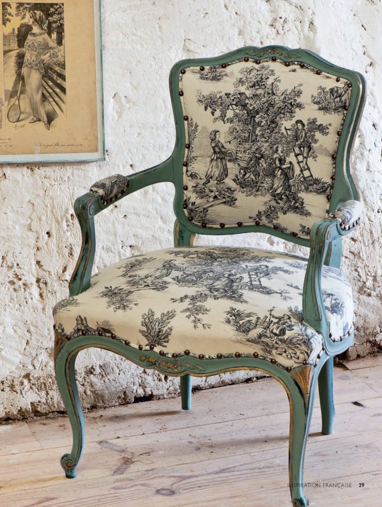 Gilded and Chalk Paint in Duck Egg Blue Rococo chair from Colour Recipes for Painted Furniture and More by Annie Sloan book published by Cico translated to French.