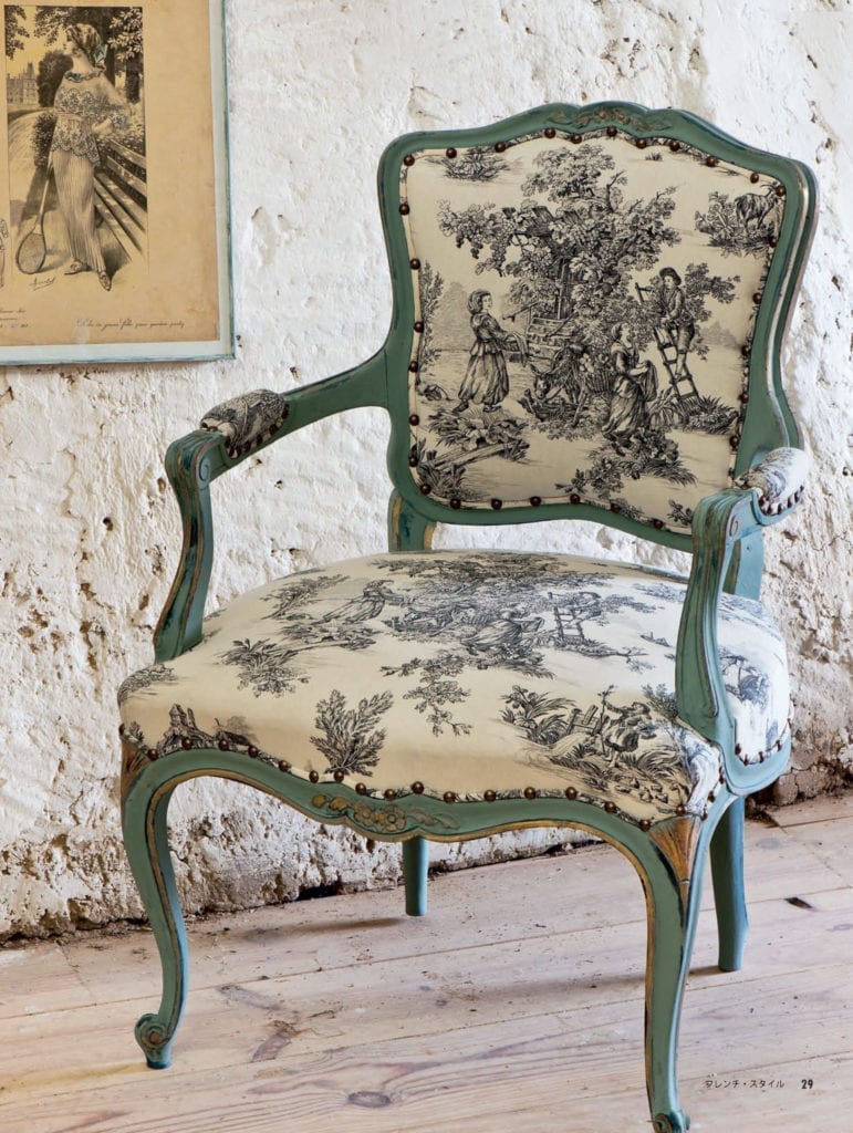 Gilded and Chalk Paint in Duck Egg Blue Rococo chair from Colour Recipes for Painted Furniture and More by Annie Sloan book published by Cico translated to Japanese