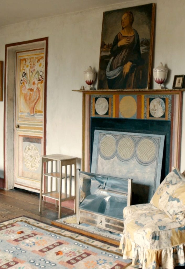 Farblich gestaltete Türen und Kamin im Charleston Farmhouse, dem Haus der Bloomsbury Group