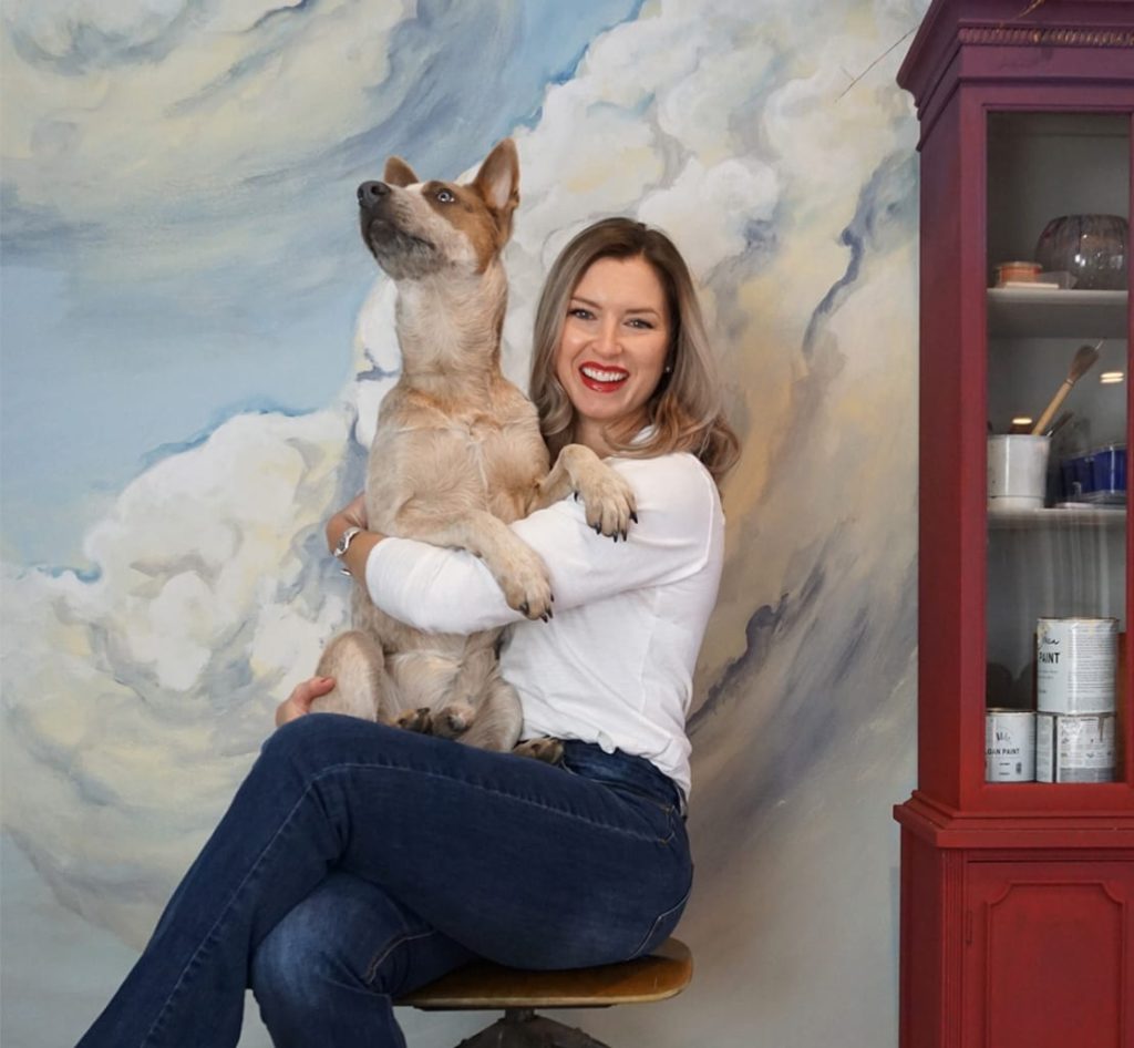 Porträt von Olivia Lacy, Annie Sloans neue Residenzmalerin, mit ihrem Hund