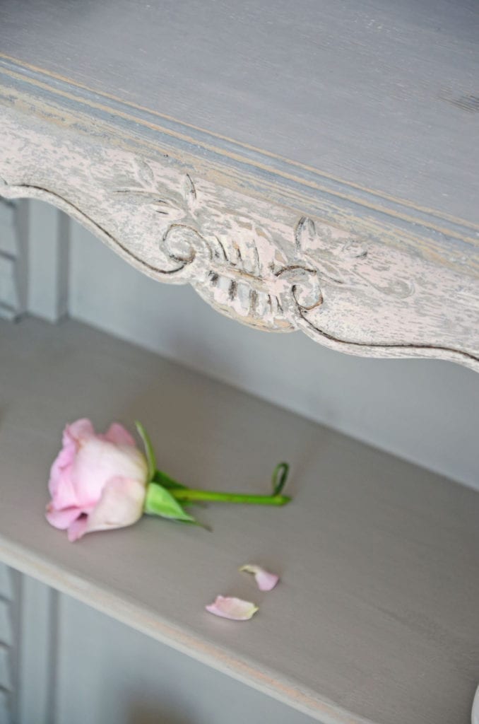 Pastel Shelves by Annie Sloan Painter in Residence Agnieszka Krawczyk with Chalk Paint® in Paris Grey, French Linen and Antoinette