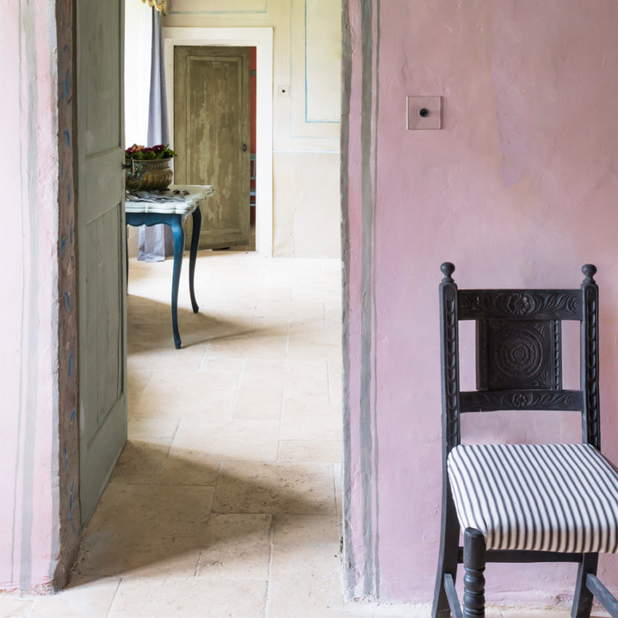 Chalk Paint™ Wand in Annie Sloans Haus in der Normandie
