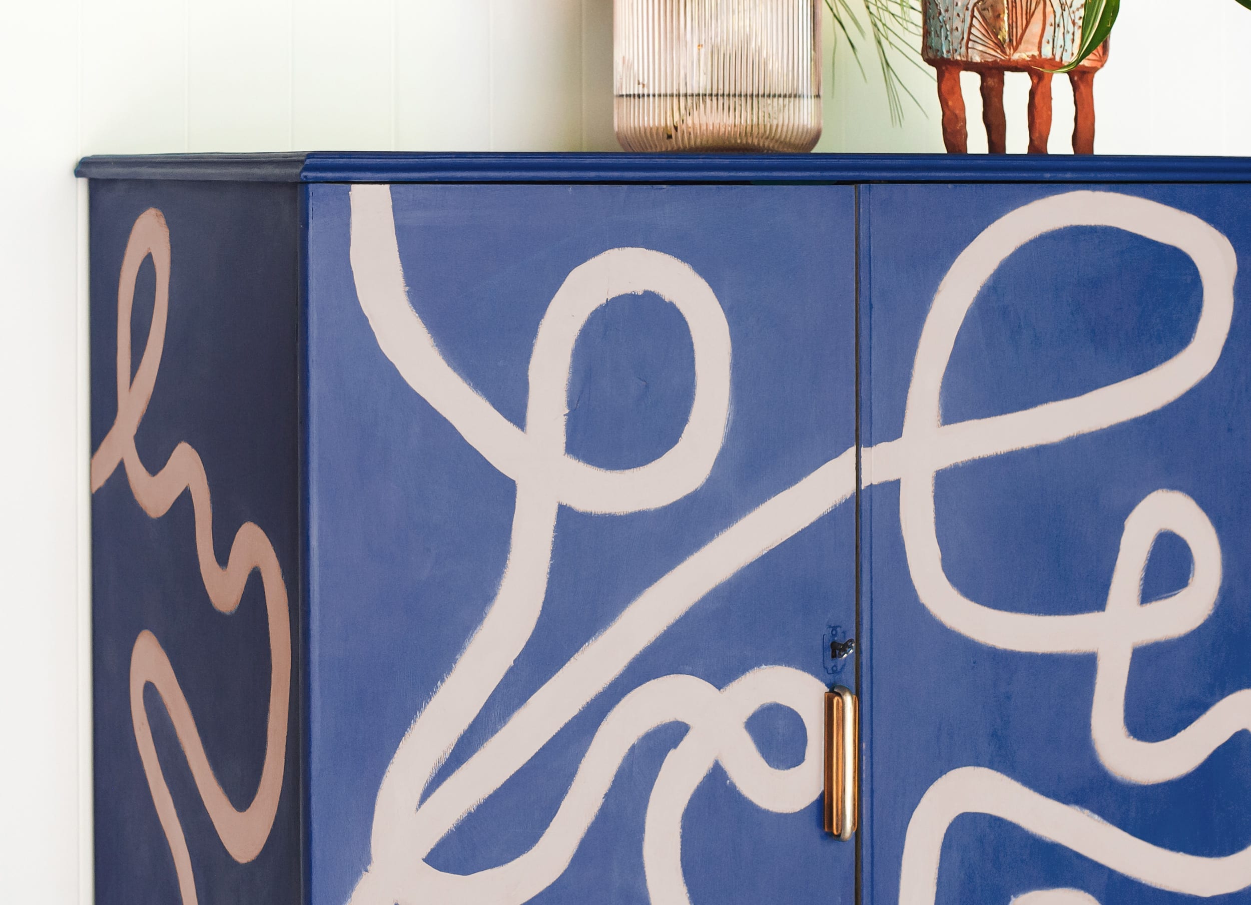 Picasso inspired squiggle cabinet by Annie Sloan Painter in Residence Polly Coulson with Chalk Paint® in Napoleonic Blue and Antoinette