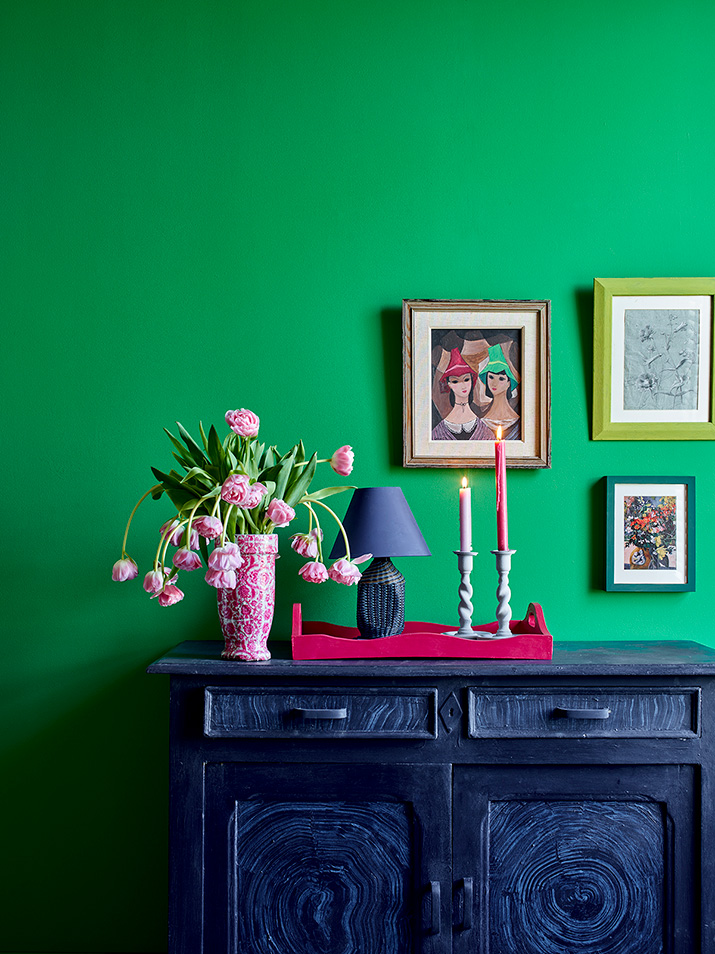 Wohnzimmer gestrichen mit Schinkel Green Wall Paint von Annie Sloan