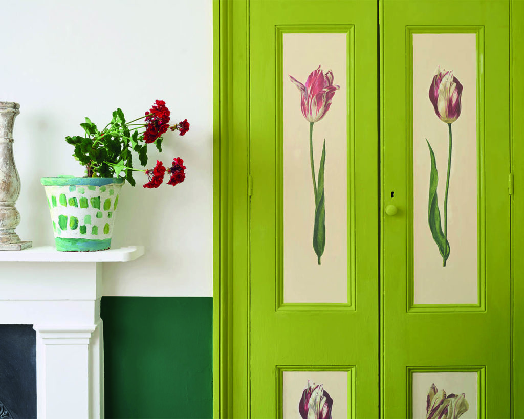 Nahaufnahme von Tulips Decoupage von RHS und Annie Sloan auf einer Schranktür