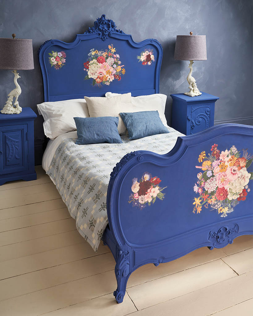 Bett mit Floribunda Decoupage