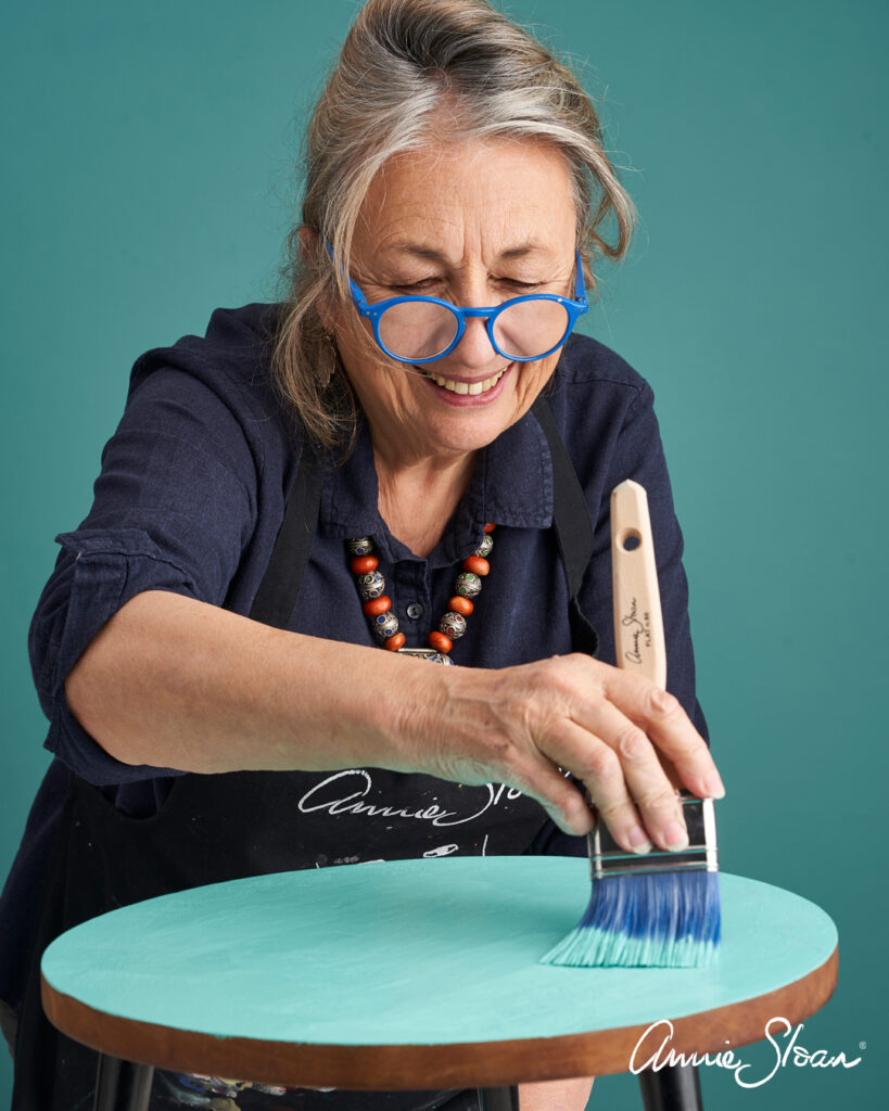 Annie-painting-malachite-effect-table-top-in-Provence