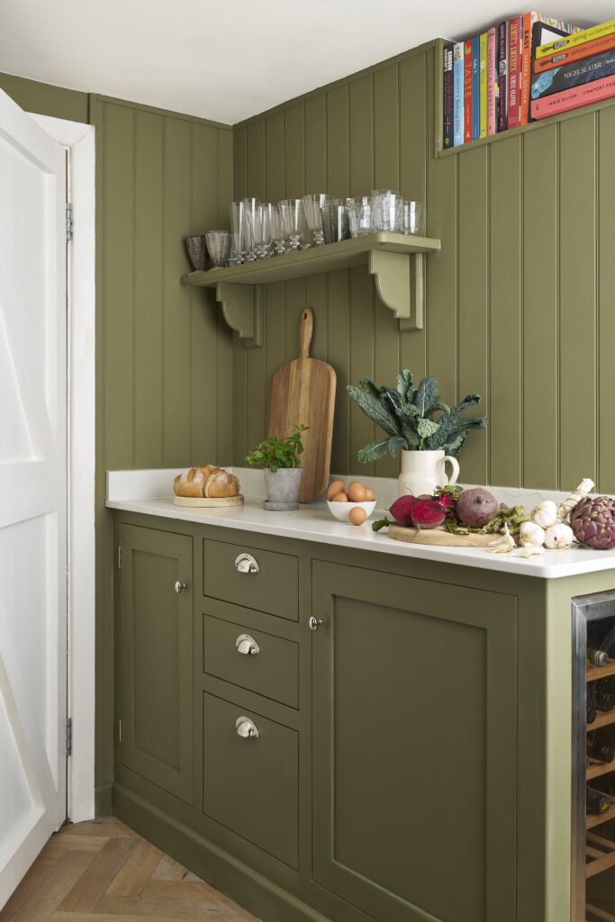 Annie Sloan Olive - Lifestyle image