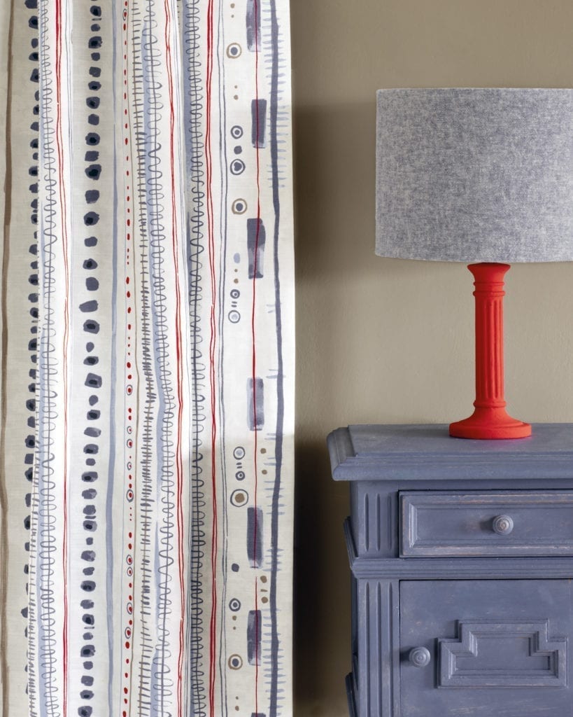 Side table painted with Chalk Paint® in Old Violet, a classic dusty lavender purple against a wall of French Linen. Piano in Old Violet curtain, red lamp base in Emperor's Silk and lampshade in Linen Union in Old Violet + Old White