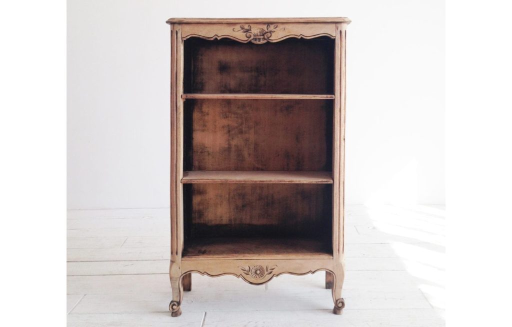 Pastel Shelves by Annie Sloan Painter in Residence Agnieszka Krawczyk with Chalk Paint® in Paris Grey, French Linen and Antoinette before