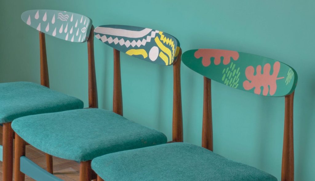 Patterned Mid-Century Modern Chairs painted with Chalk Paint® and Detail Brushes in a blue colour scheme by Annie Sloan. Upholstered with Linen Union in Provence + Aubusson Blue