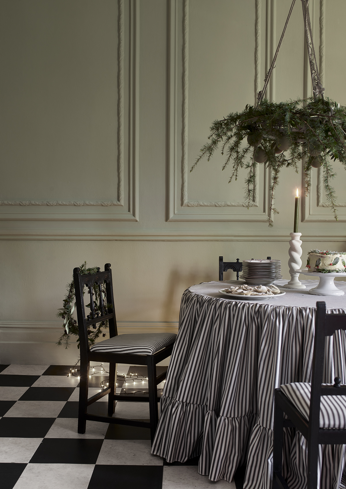 Annie Sloan wall paint used in Christmas dining backdrop