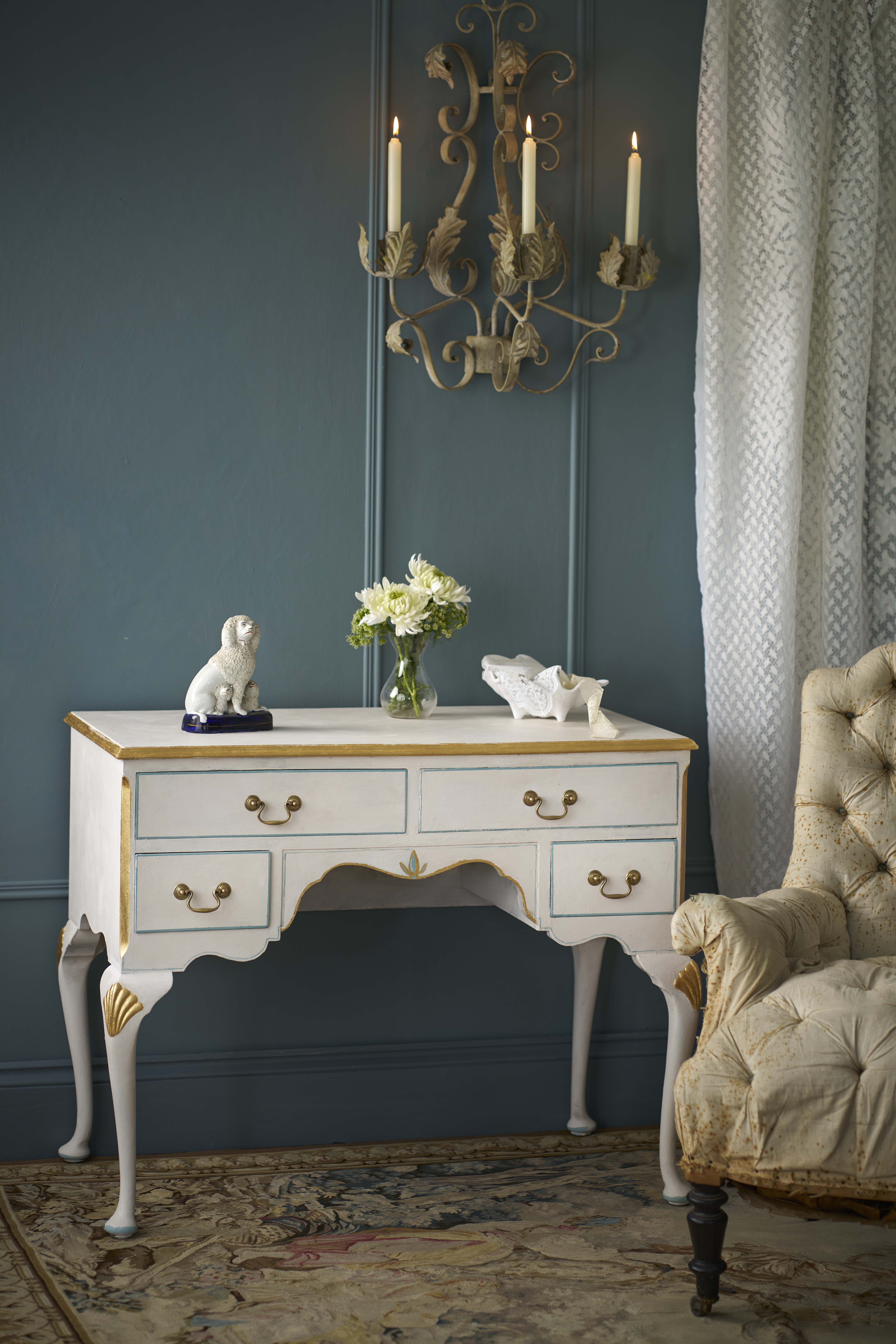 Annie Sloan - Rococo White Lifestyle Shot