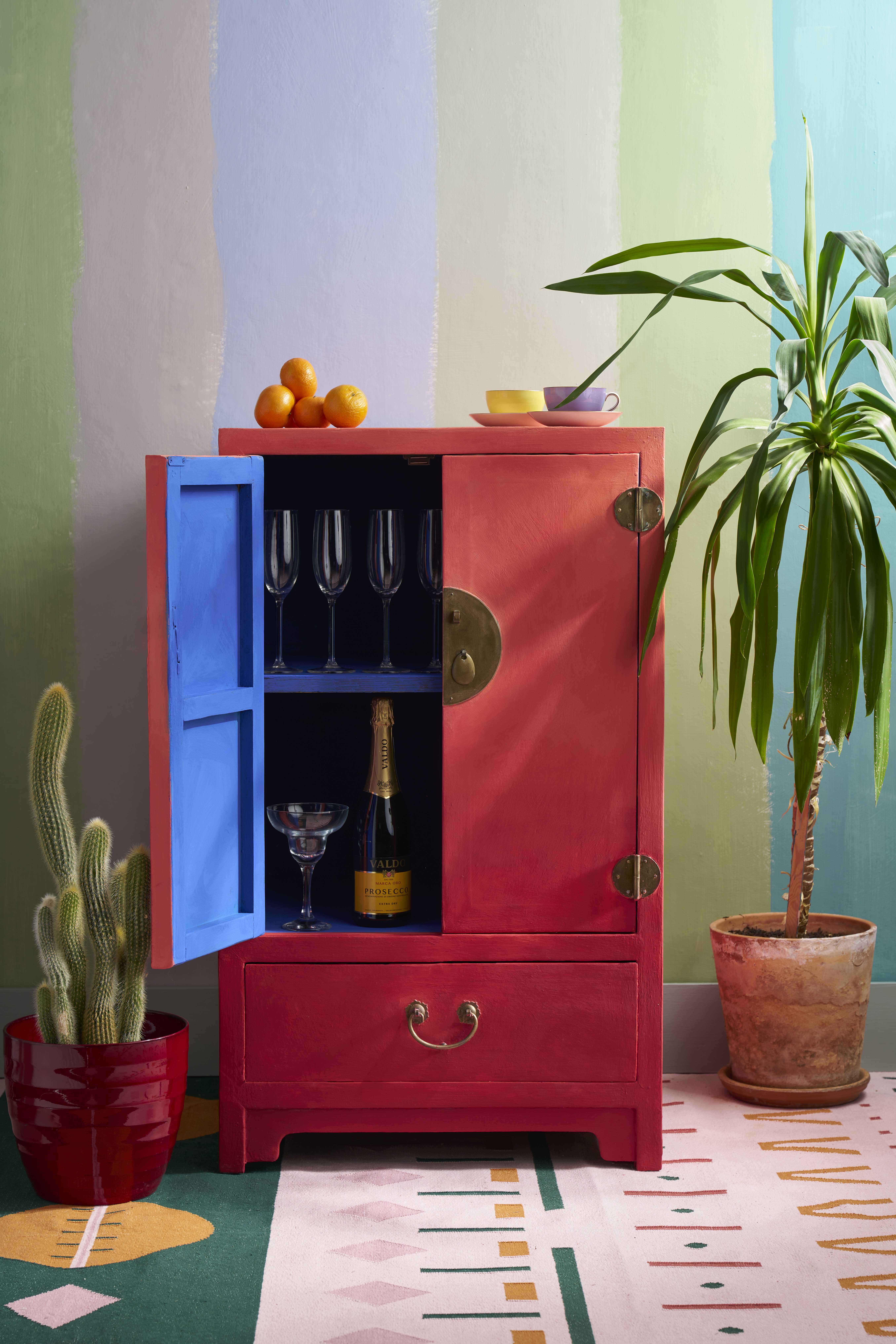 Annie Sloan - Sandalwood Red Lifestyle Shot