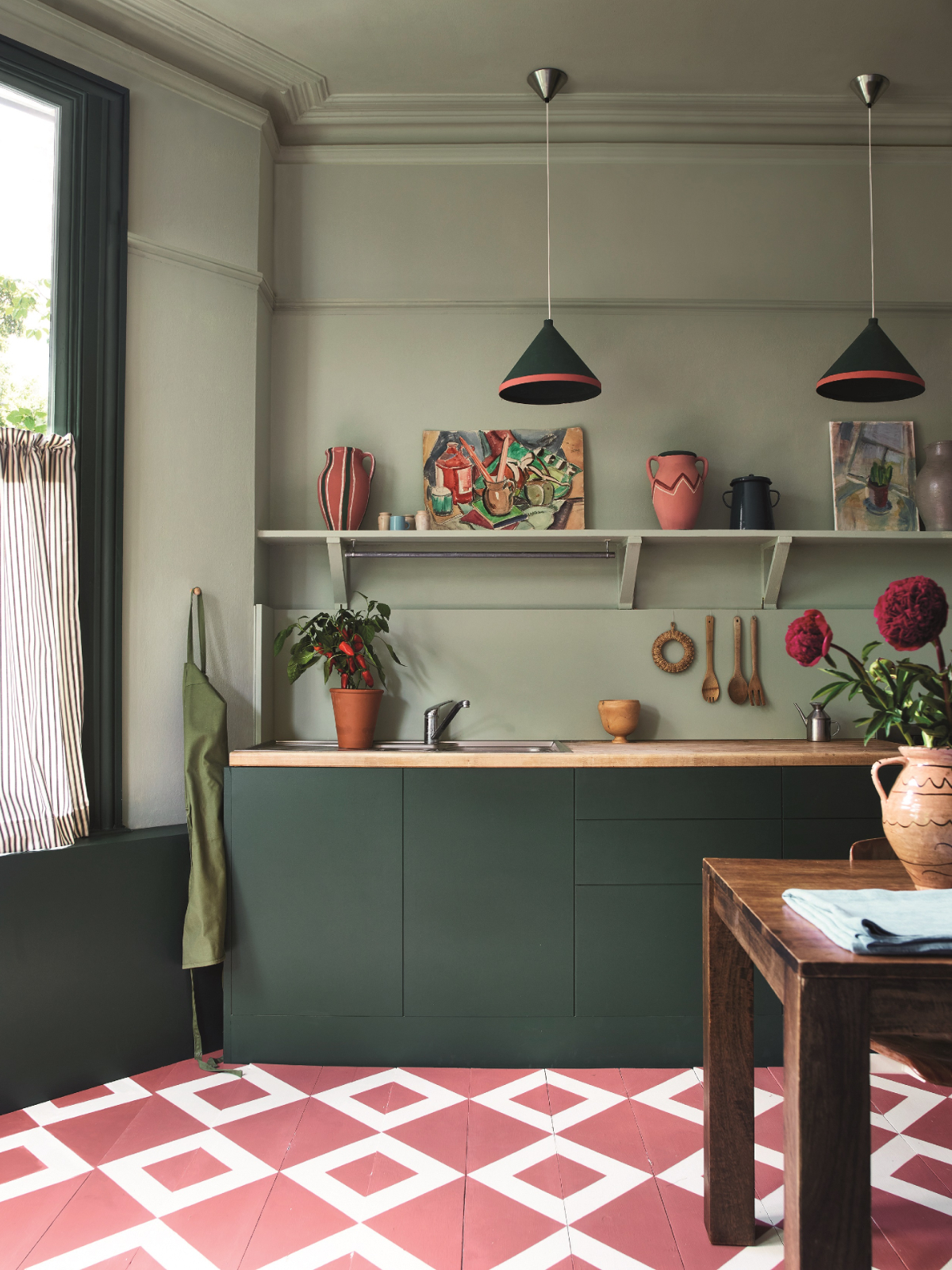 Annie Sloan - Living room - Wall Paint in French Linen, Old White - Linen Union, Tacit, Ticking fabric - Lifestyle - Portrait