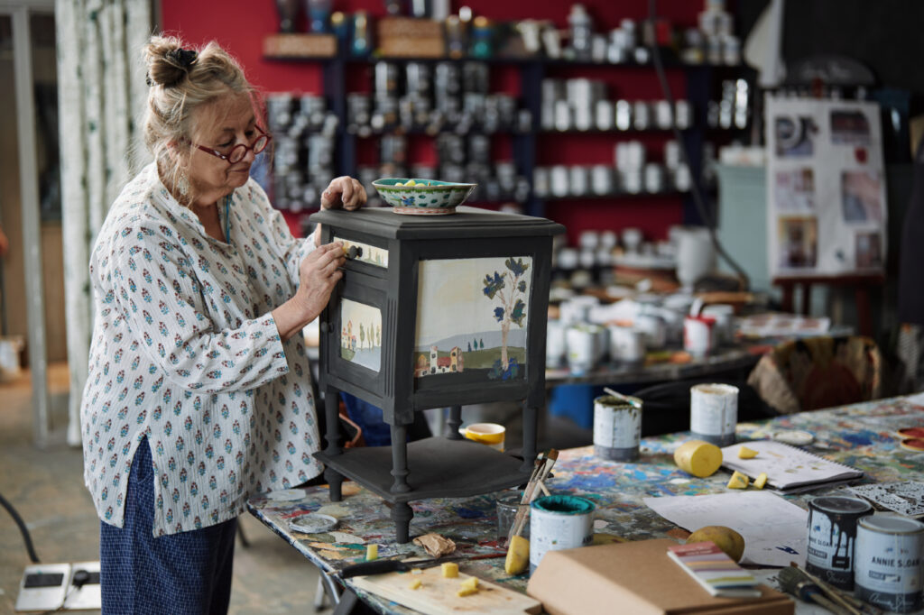 Annie Sloan - Painting Side Table Using Potato Stamp