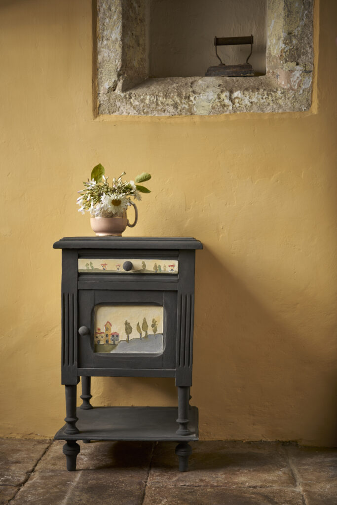 Annie Sloan - Painting Side Table Using Potato Stamp