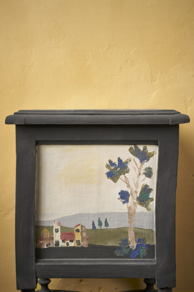 Annie Sloan - Painting Side Table Using Potato Stamp