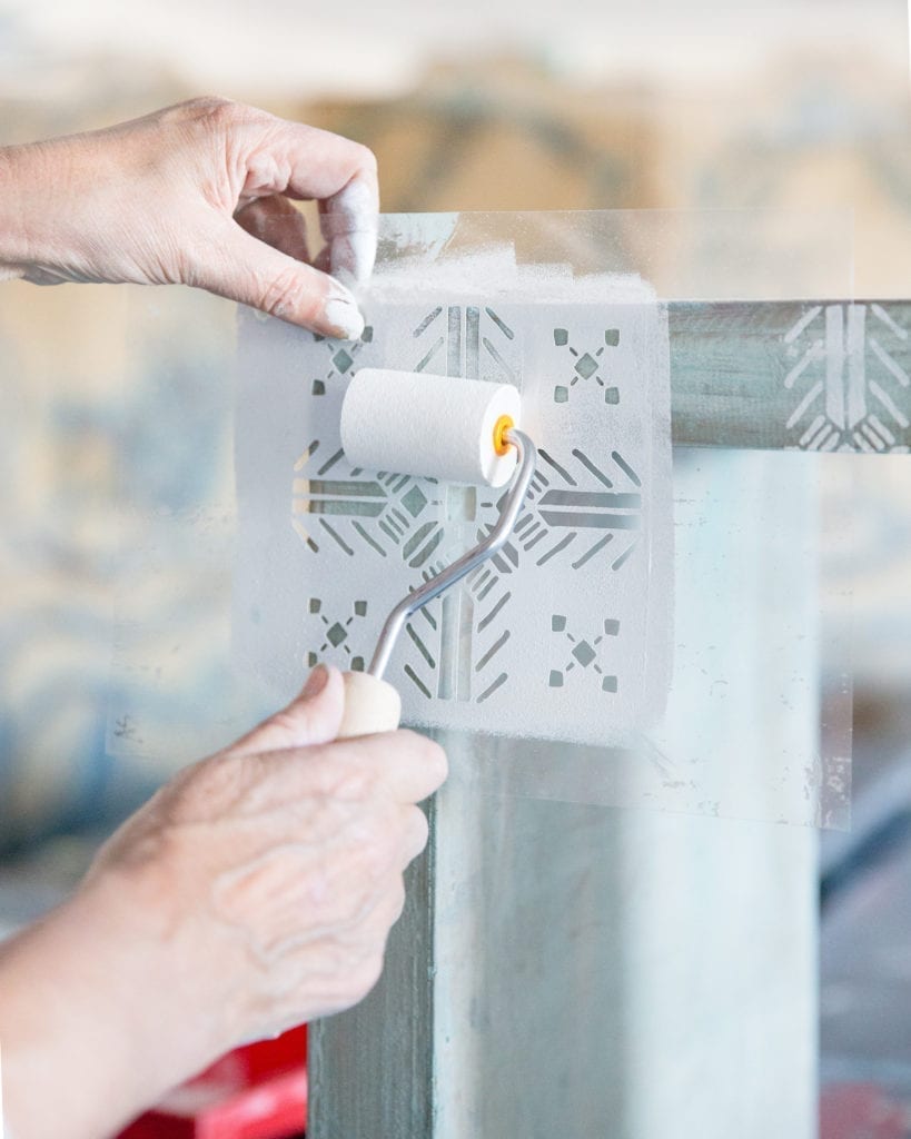Annie Sloan using a Sponge Roller to apply a Tallulah Stencil with Chalk Paint® in Old White