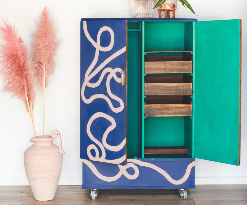 Picasso inspired squiggle cabinet by Annie Sloan Painter in Residence Polly Coulson with Chalk Paint® in Napoleonic Blue and Antoinette