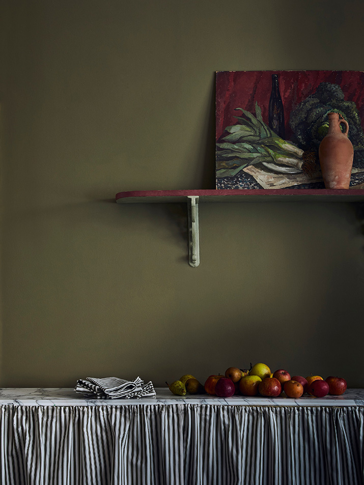 Une cuisine peinte en couleur Olive d'annie Sloan Wall Paint, étagère murale peinte en Chalk Paint Chateau Grey et Rouge Primaire