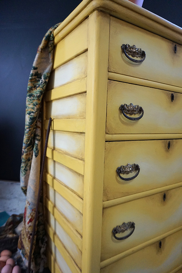 Détails de la commode à tiroirs en Chalk Paint crème et Chalk Paint Tilton, par l'artiste en résidence Olivia Lacey