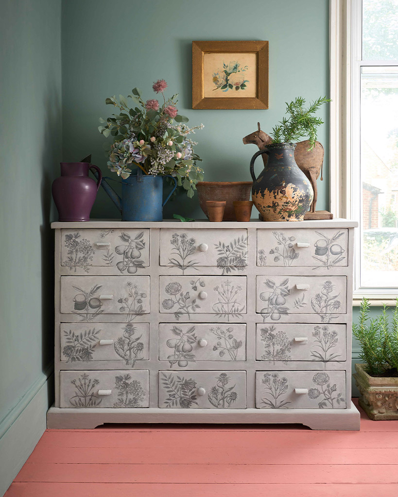 Commode décorée avec le transfert Botanical Drawings d’Annie Sloan