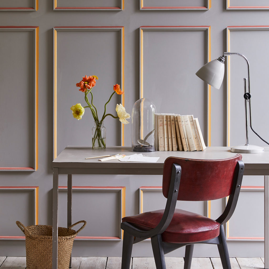 Paris Grey Wall Paint utilisé sur des panneaux muraux derrière un bureau