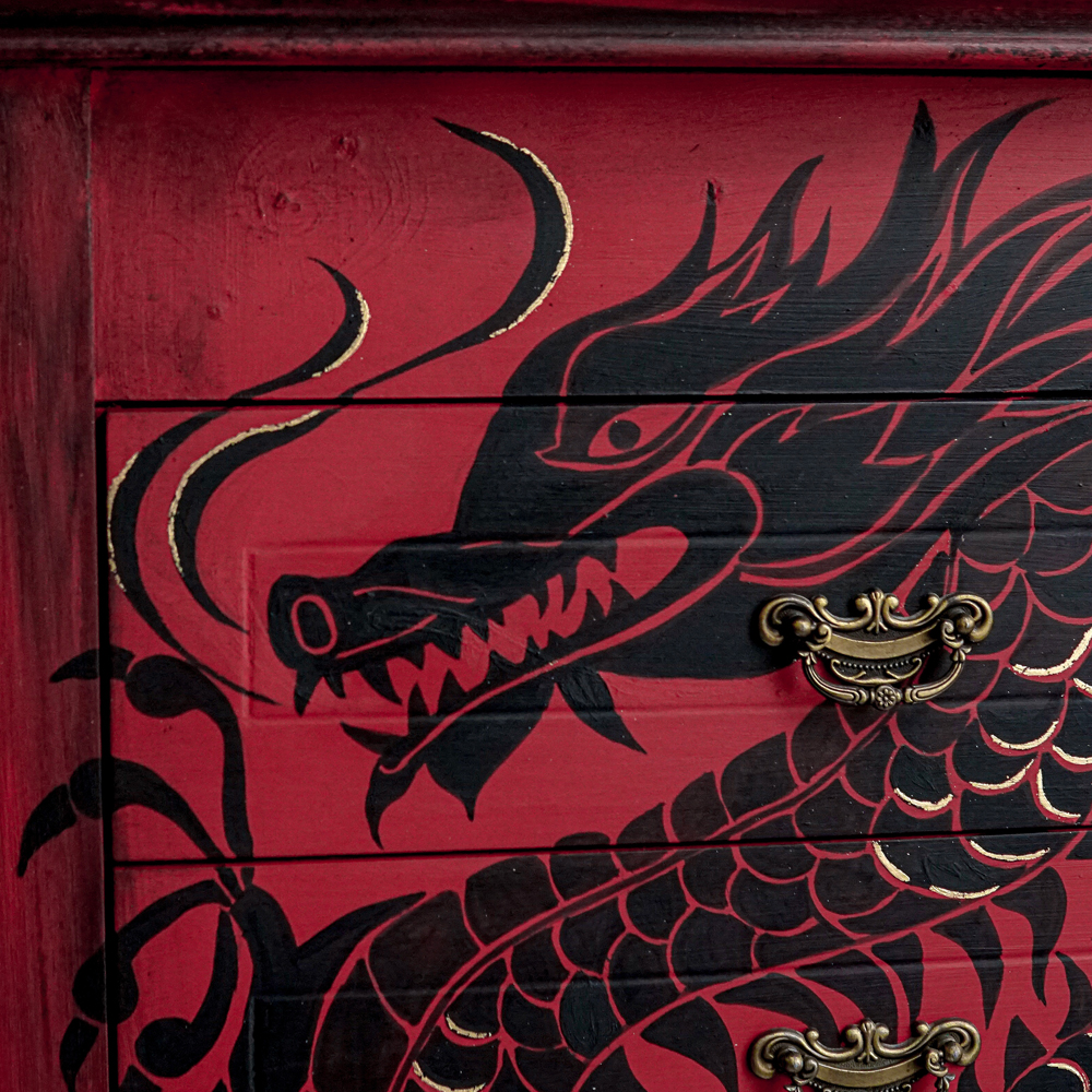 Rouge Emperor's Silk Chalk paint pour la couleur de base de la commode à tiroirs. Noir Athenain black et la feuille d'or utilisés pour les décors de tiroirs en motif de dragon