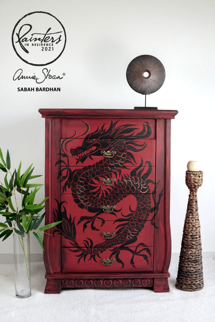 Rouge Emperor's Silk Chalk paint pour la couleur de base de la commode à tiroirs. Noir Athenain black et la feuille d'or utilisés pour les décors de tiroirs en motif de dragon