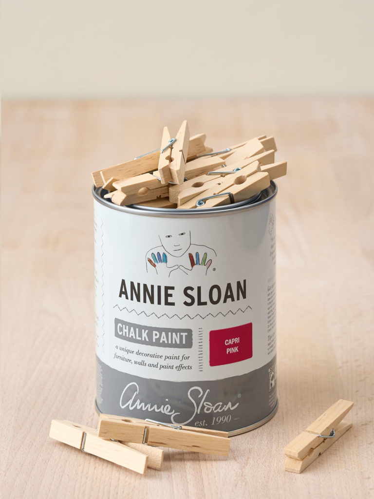 Pot de peinture Chalk Paint réutilisé pour ranger des pinces à linge
