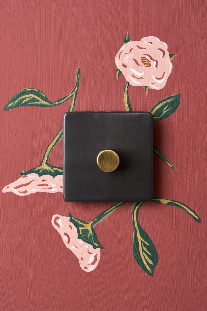 Motif d’une rose autour d’un interrupteur réalisé avec la peinture murale Annie Sloan
