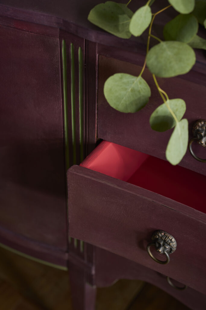 Annie Sloan - Tyrian Plum Lifestyle Shot