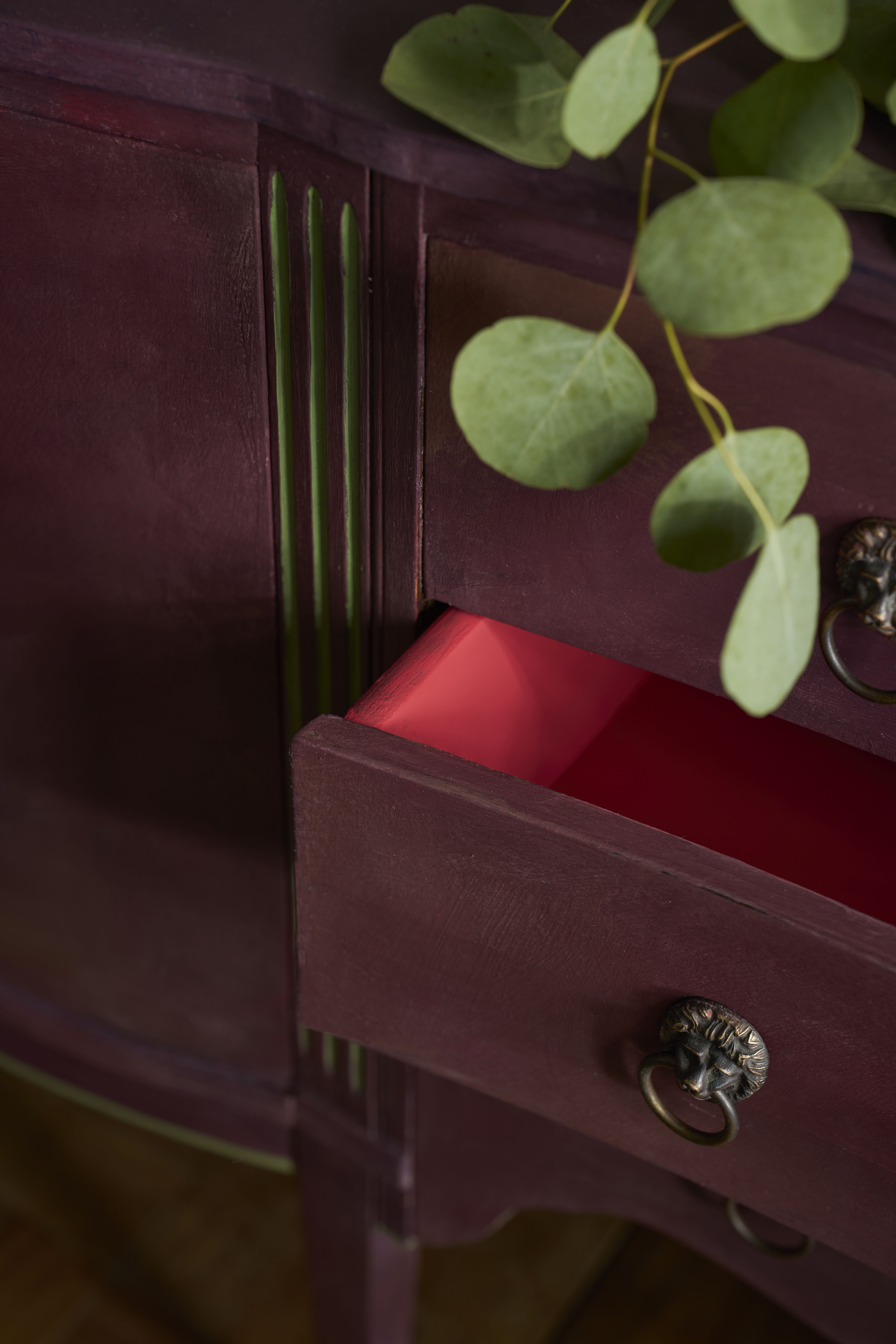Annie Sloan - Tyrian Plum Lifestyle Shot