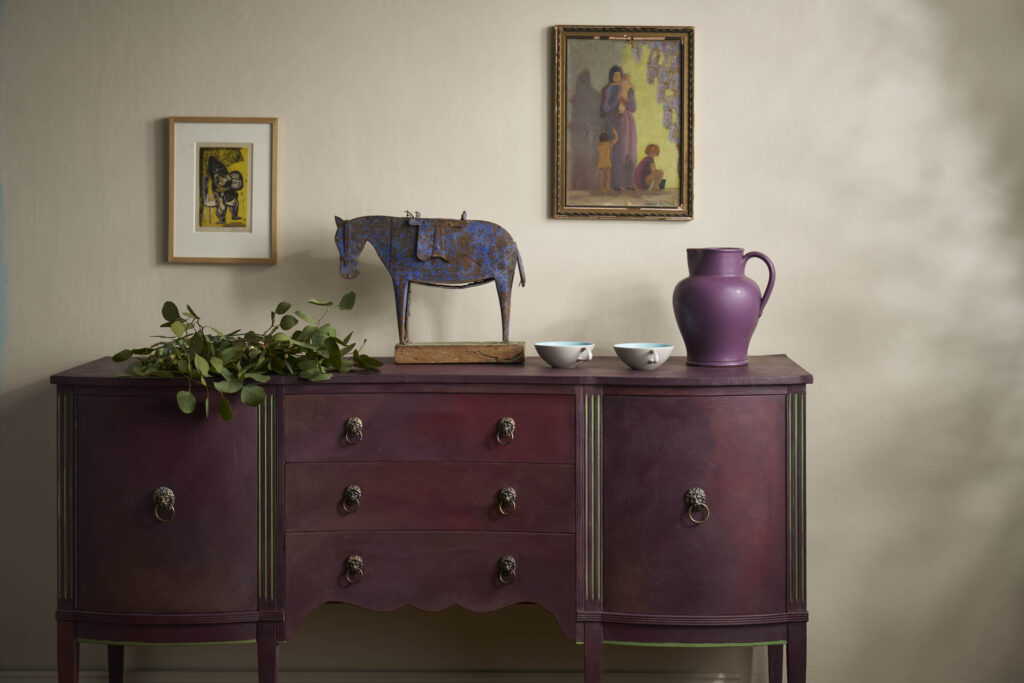 Annie Sloan - Tyrian Plum Lifestyle Shot