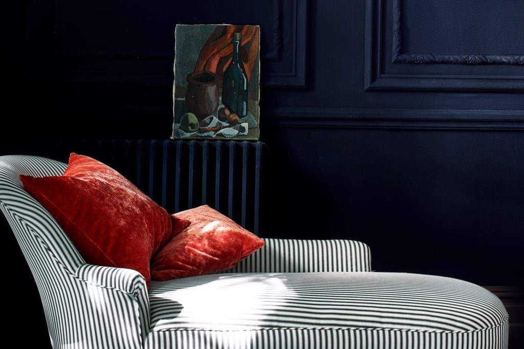 Living room painted with Chalk Paint® by Annie Sloan in Oxford Navy and Ticking in Graphite chaise lounge