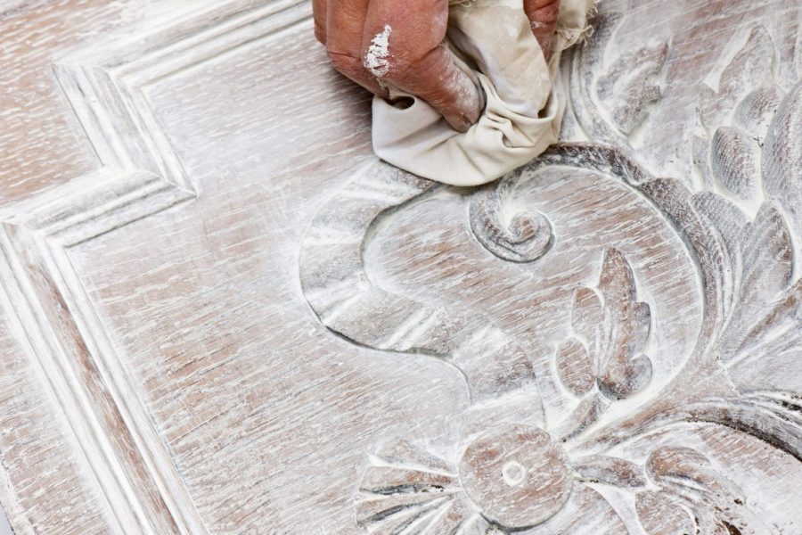 Annie Sloan stosuje farbę do mebli Chalk Paint™ w kolorze Old White, aby podkreślić słoje drewna
