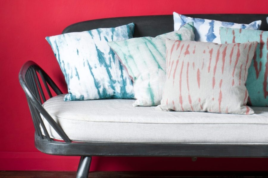 Poduszki barwione w stylu tie-dye z wykorzystaniem farby do mebli Chalk Paint™ firmy Annie Sloan