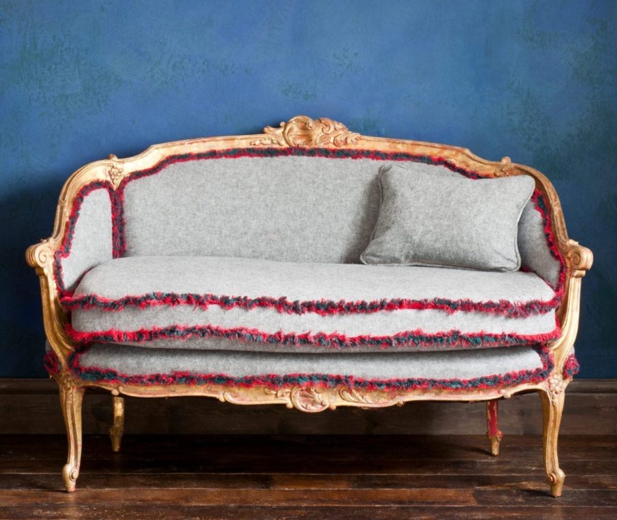 Tapicerowana, ozdobna francuska sofa z frędzlami w kolekcji Połączenia lnu, pomalowana farbą do mebli Chalk Paint™ i złocona płatkami mosiądzu