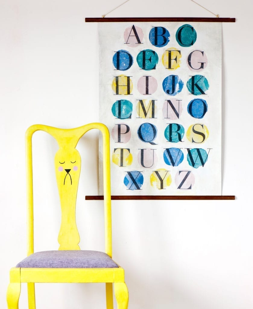 Plakat z nadrukiem alfabetu opracowany przez Annie Sloan przy użyciu farby do mebli Chalk Paint™ oraz środka Image Medium, przeznaczony do pokoju dziecięcego