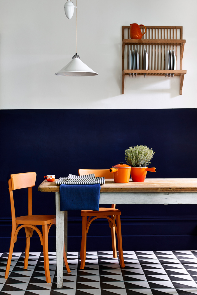Kuchnia pomalowana w kolorach - Oxford Navy i Pure farbami ściennymi Wall Paint Annie Sloan.