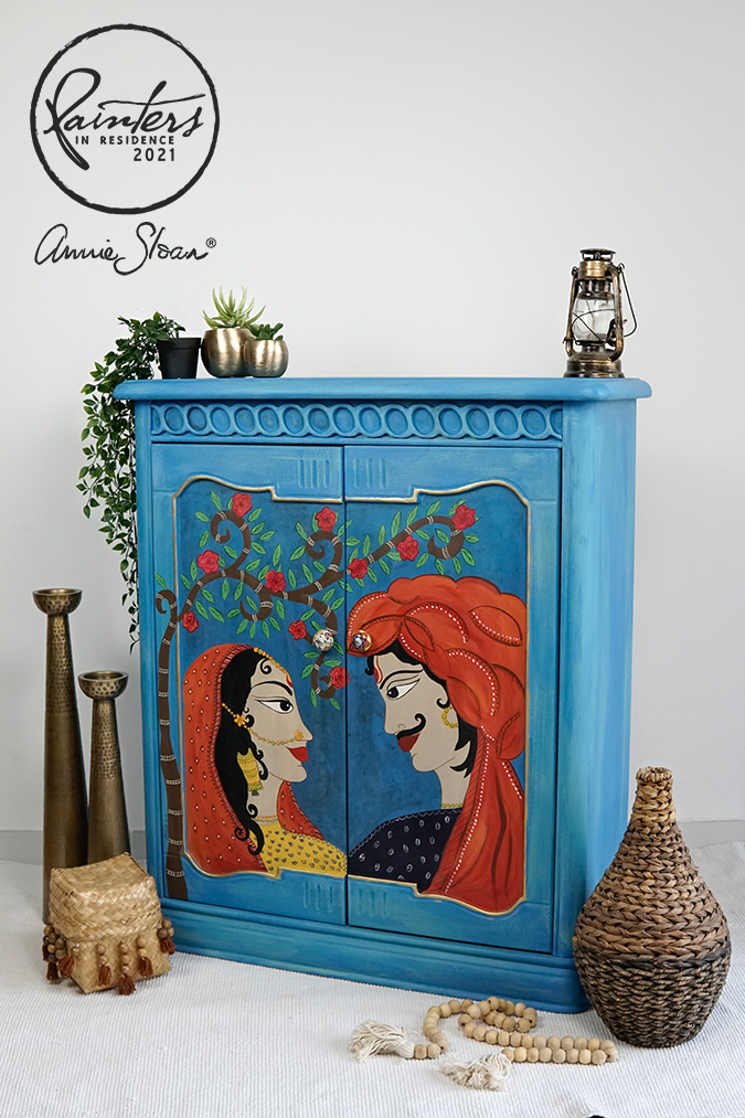 Farba kredowa Annie Sloan użyta do pomalowania małej szafki w tradycyjnym indyjskim stylu Madhubani
